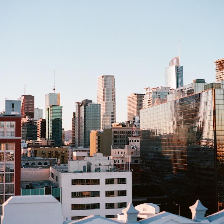 Parents evaluating schools in Germany